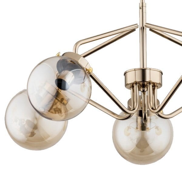 Wybierz BARSUM Alfa 27585 do salonu lub nad stół w jadalni. Złote ramiona i bursztynowe kule podkreślą elegancki wystrój. Lampa ma 58 cm szerokości i 48,5 cm wysokości. Oprawki 5×E14 maks. 40W każda, metal i szkło, IP20.