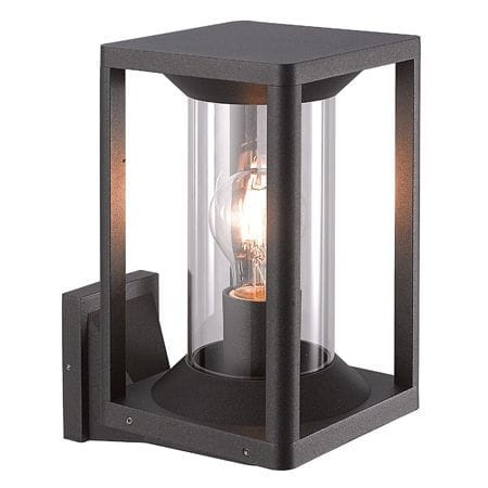Seria lamp Porto łączy klasykę z nowoczesnością. Matowe czarne wykończenie, przezroczyste klosze i wysoka odporność na warunki atmosferyczne sprawiają, że idealnie nadają się na taras lub elewację