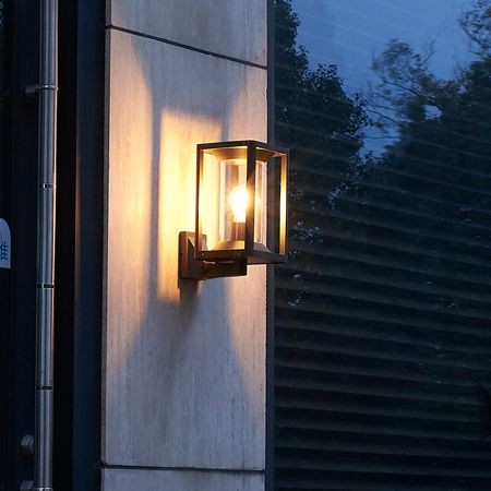 Seria lamp Porto łączy klasykę z nowoczesnością. Matowe czarne wykończenie, przezroczyste klosze i wysoka odporność na warunki atmosferyczne sprawiają, że idealnie nadają się na taras lub elewację