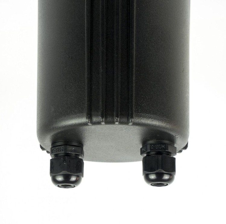Lampa najazdowa SU-MA MIX 6725 D do podświetlenia budynków, ścian, drzew i krzewów. Kwadratowa oprawa GU10 ma regulowany kąt światła, szczelność IP67 i szkło hartowane odporne na najechanie samochodem. Żarówkę należy dokupić.