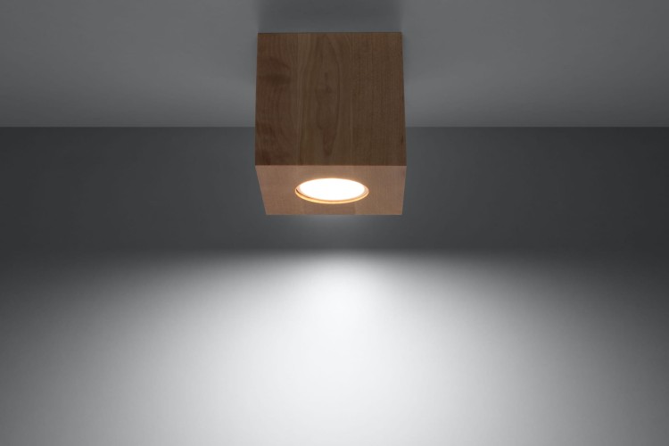 Minimalistyczna lampa sufitowa QUAD Sollux GU10 wyróżnia się eleganckim wykończeniem z naturalnego drewna. Kompaktowa kostka świetnie prezentuje się w salonie, korytarzu lub sypialni, podkreślając nowoczesny charakter wnętrza