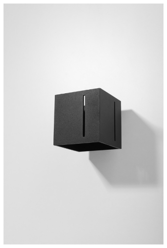 Czarny kinkiet PIXAR o kwadratowym kształcie, zamontowany na ścianie. Świeci w górę i w dół oraz przez boczną perforację, tworząc efektowną poświatę. Idealny do nowoczesnych i loftowych wnętrz: salonu, sypialni lub korytarza