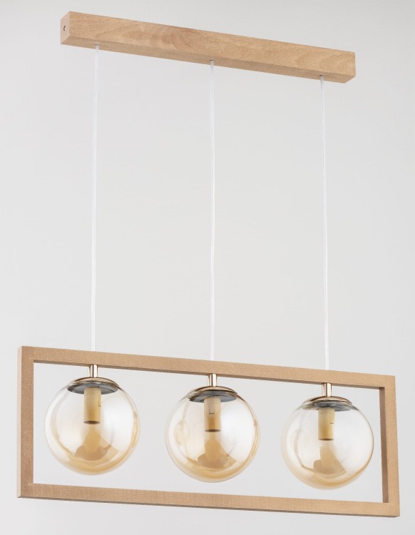 Lampa sufitowa SAMI 3xE14 Alfa 63055 z drewnianą belką i bursztynowymi kloszami to idealne oświetlenie nad stół. Łączy naturalny styl z elegancją, tworząc ciepły klimat w jadalni, salonie lub kuchni.