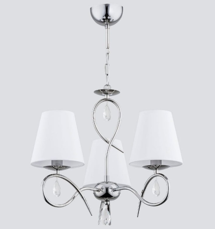 Lampa sufitowa SYNA 3x40W chrom to elegancki żyrandol z białymi abażurami. Zapewnia przyjemne, równomierne światło i doskonale pasuje do klasycznych oraz nowoczesnych wnętrz. Producent Alfa.