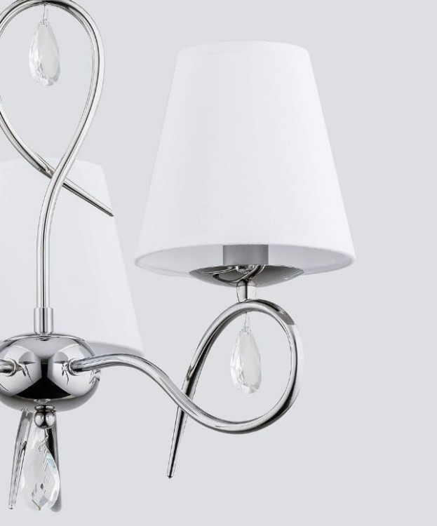 Klasyczny żyrandol SYNA 3x40W chrom z białymi abażurami to połączenie elegancji i jakości. Idealny do salonu, sypialni i jadalni, zapewnia stylowe oświetlenie i ponadczasowy wygląd wnętrza.