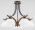 Lampa sufitowa BAFIA 5xE27 Alfa to eleganckie połączenie czerni, drewna orzechowego i białych kloszy. Idealna do salonu, jadalni i sypialni. Zapewnia ciepłe, równomierne oświetlenie i ponadczasowy styl.