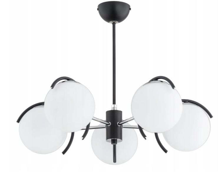Nowoczesna lampa sufitowa AVISTA 5xE14 czarna chrom z białymi kulistymi kloszami od producenta Alfa. Stylowy żyrandol wykonany z metalu i szkła, szerokość 60 cm, wysokość 48 cm. Pięć opraw E14 do 40W zapewnia mocne, równomierne oświetlenie wnętrz.
