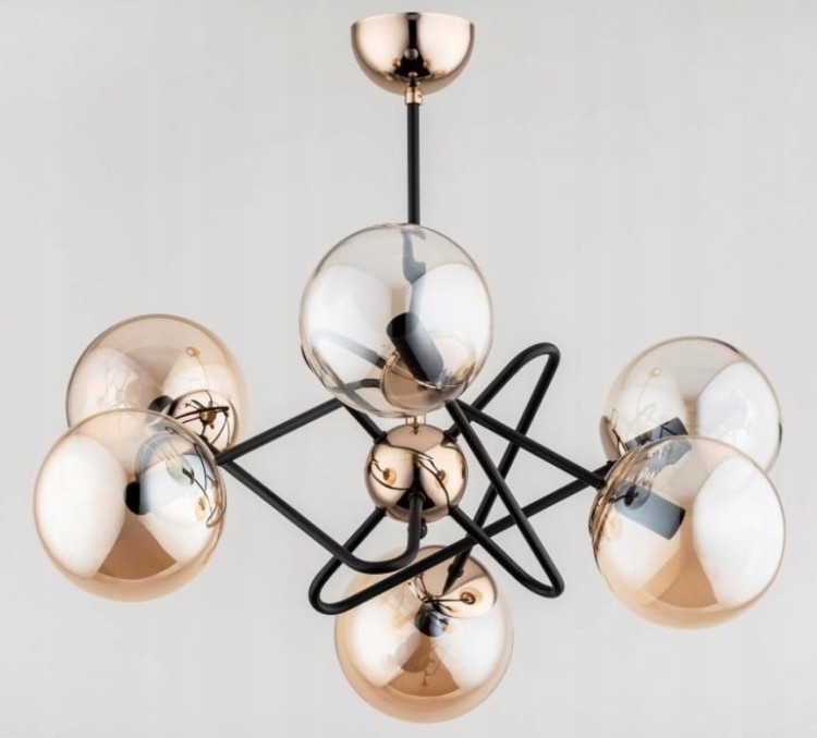 Żyrandol VIRGINIA 6xE14 Alfa – elegancka lampa sufitowa w kolorze złotym i bursztynowym. Konstrukcja z metalu i szkła, sześć kulistych kloszy 13 cm, wymiary lampy 65x50 cm. Przystosowana do żarówek E14 max 40W, kompatybilna także z LED