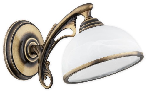 Kinkiety ścienne w stylu klasycznym HERMES w kolorze patyna, zamontowane nad sofą w eleganckim salonie. Dekoracyjna armatura i klosze z białego alabastru tworzą przytulne, ciepłe oświetlenie, idealne do stylowego, tradycyjnego wnętrza