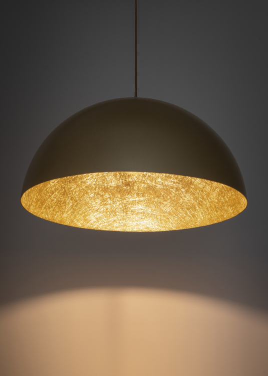 Designerska lampa SFERA 90 SIGMA w złotym wykończeniu doskonale sprawdzi się w przestronnych wnętrzach. Duży klosz 90 cm, moc E27 oraz możliwość skrócenia wysokości zapewniają funkcjonalność i styl.