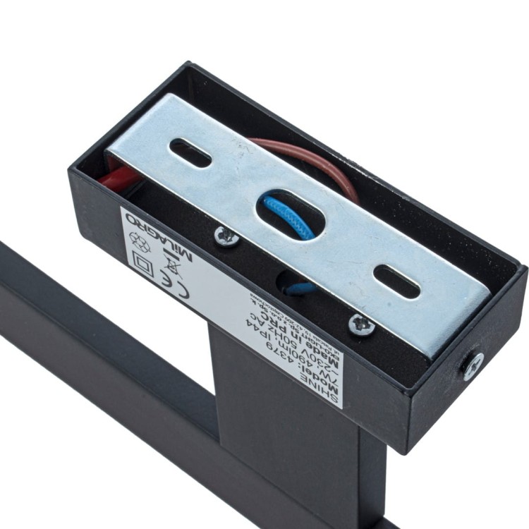 Kinkiet LED SHINE BLACK ML4378 Milagro to nowoczesne oświetlenie nad lustro. 7W mocy, 490 lm i neutralna barwa 4000K zapewniają wygodę użytkowania. Idealny do łazienki, garderoby i nowoczesnych wnętrz.