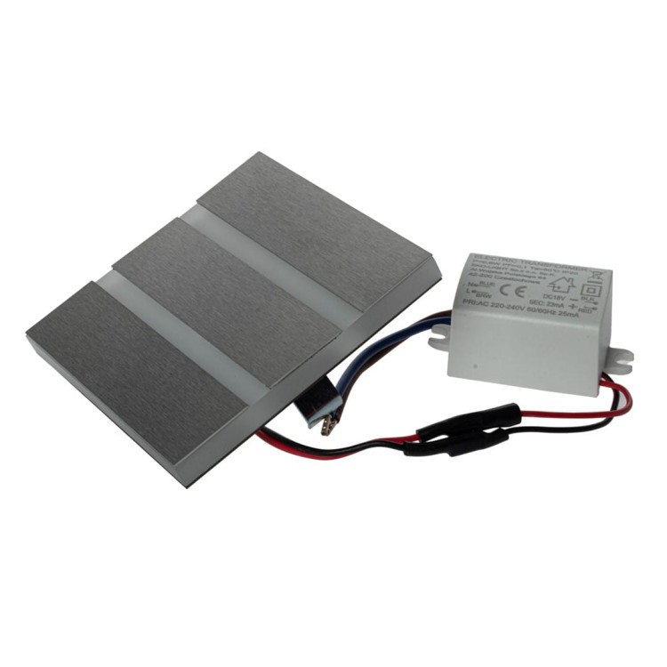 Oprawa schodowa LED VOX EKS3843 to funkcjonalne i dekoracyjne oświetlenie schodów. Zimna barwa 6500K poprawia widoczność, a srebrna obudowa pasuje do nowoczesnych aranżacji.