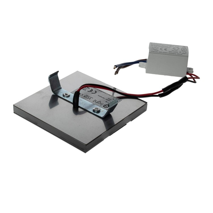 LEDowa oprawa schodowa VOX 0,6W z zasilaczem to wygodne rozwiązanie do oświetlenia schodów i korytarzy. Montaż na 230V oraz kompaktowe wymiary zapewniają szybkie i estetyczne wykonanie instalacji.