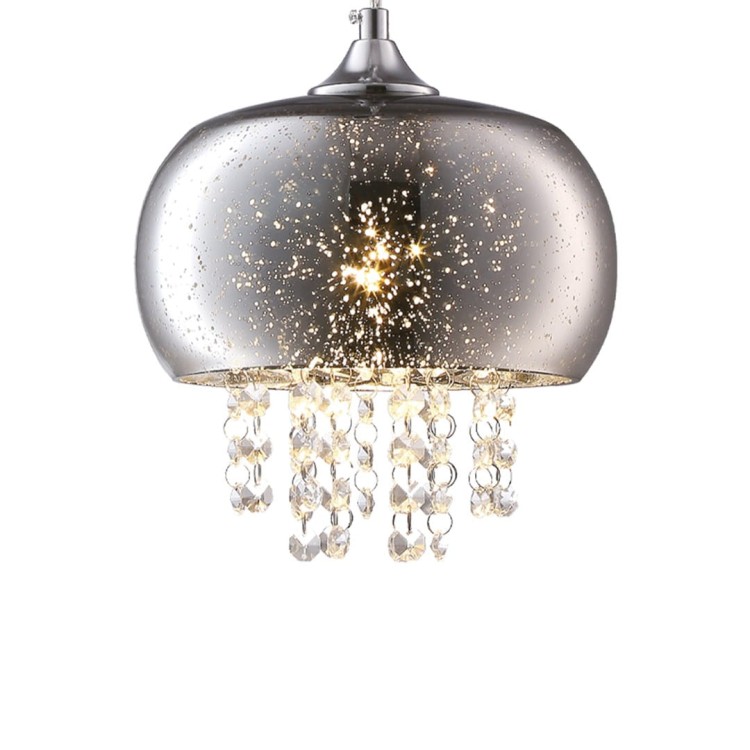 Potrójna lampa wisząca STARLIGHT Milagro ma trzy szklane klosze z efektem rozgwieżdżonego nieba oraz kryształowe zawieszki. Kaskadowy układ pięknie prezentuje się nad stołem i stanowi dekorację wnętrz glamour oraz modern classic.