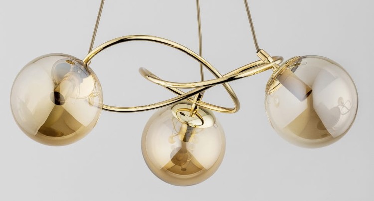 Stylowa lampa sufitowa VELTA z trzema punktami światła E14 to połączenie złota i szkła. Idealna do nowoczesnych wnętrz, zapewnia efektowne i ciepłe oświetlenie w każdym pomieszczeniu.