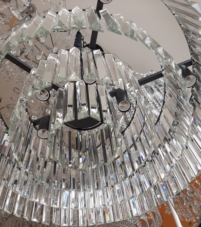 Kryształowa lampa OLIVIA glamour to synonim elegancji i prestiżu. Wielopoziomowa konstrukcja i połyskujące kryształki tworzą spektakularny efekt świetlny, idealny do reprezentacyjnych wnętrz domu lub mieszkania.