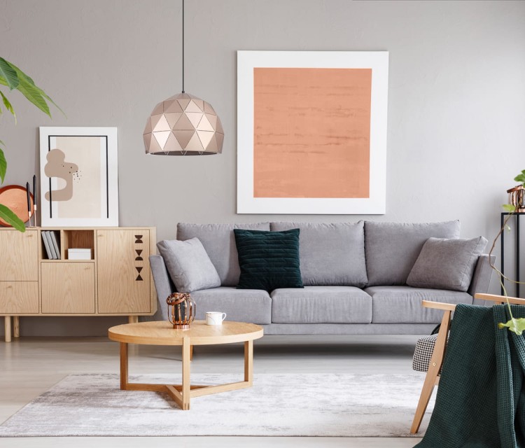 Designerska lampa HARLEY Italux z kloszem w szampańskim złocie. Wysokość 102 cm z możliwością skrócenia, średnica 36 cm. Doskonała do wnętrz glamour i nowoczesnych.