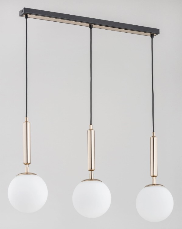 Stylowa lampa VOLDA PICOLO 3xE14 złota Alfa z trzema białymi kloszami w formie kul. Doskonała nad stół w jadalni, do kuchni i nowoczesnego salonu. Pasuje do LED.