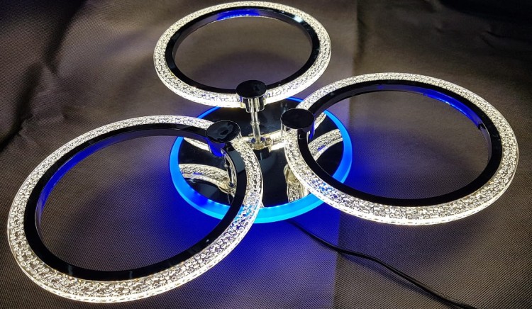Plafon LED RING chrom DRS2032/3 – elegancka lampa z kryształkami, 47W LED, zmiana barwy światła, ściemnianie i tryb nocny. Wygodne sterowanie pilotem i aplikacją.