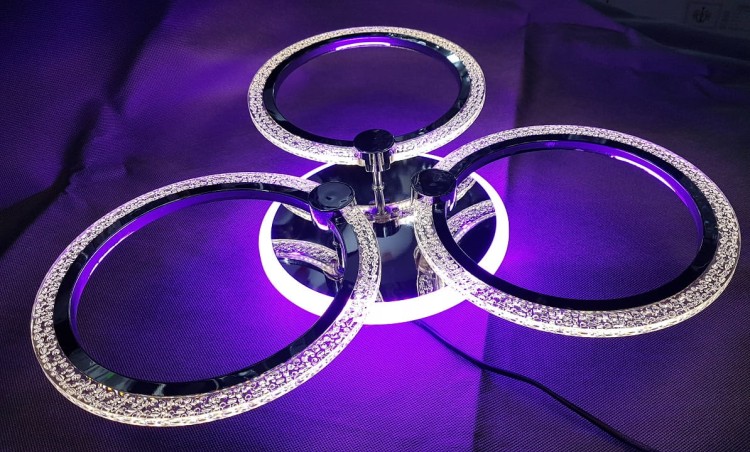 Plafon LED RING chrom DRS2032/3 – elegancka lampa z kryształkami, 47W LED, zmiana barwy światła, ściemnianie i tryb nocny. Wygodne sterowanie pilotem i aplikacją.