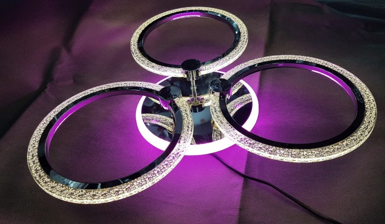 Plafon LED RING chrom DRS2032/3 – elegancka lampa z kryształkami, 47W LED, zmiana barwy światła, ściemnianie i tryb nocny. Wygodne sterowanie pilotem i aplikacją.