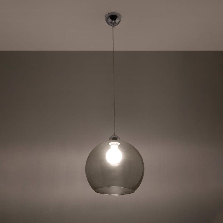 Lampa sufitowa BALL 1xE27 Sollux łączy grafitowe szkło z chromowanymi elementami. Klosz kula 30 cm nadaje oprawie lekką formę, a wysokość 120 cm pozwala zastosować ją nad stołem, stolikiem nocnym, barkiem lub blatem kuchennym.