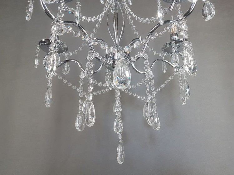 Żyrandol kryształowy MEGY 5x60W chrom (Venti) – klasyczny Maria Teresa. Błyszczący srebrny korpus i przezroczyste kryształy pięknie rozpraszają światło. Ø56 cm, wys. 80 cm. 5×E14 do 60W (żarówki osobno), 230V. Idealny do salonu, jadalni i holu