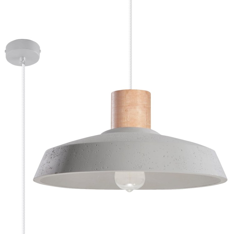 Betonowa lampa wisząca AFRA w stylu industrialnym zawieszona nad stołem. Surowy klosz z betonu i drewniany detal tworzą minimalistyczną kompozycję. Szara kolorystyka i transparentny przewód doskonale uzupełniają nowoczesne i loftowe wnętrza