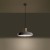 Betonowa lampa wisząca AFRA w stylu industrialnym zawieszona nad stołem. Surowy klosz z betonu i drewniany detal tworzą minimalistyczną kompozycję. Szara kolorystyka i transparentny przewód doskonale uzupełniają nowoczesne i loftowe wnętrza