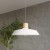 Betonowa lampa wisząca AFRA w stylu industrialnym zawieszona nad stołem. Surowy klosz z betonu i drewniany detal tworzą minimalistyczną kompozycję. Szara kolorystyka i transparentny przewód doskonale uzupełniają nowoczesne i loftowe wnętrza