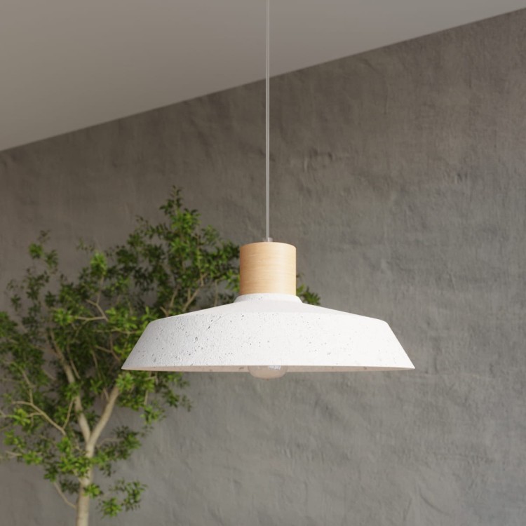 Betonowa lampa wisząca AFRA w stylu industrialnym zawieszona nad stołem. Surowy klosz z betonu i drewniany detal tworzą minimalistyczną kompozycję. Szara kolorystyka i transparentny przewód doskonale uzupełniają nowoczesne i loftowe wnętrza