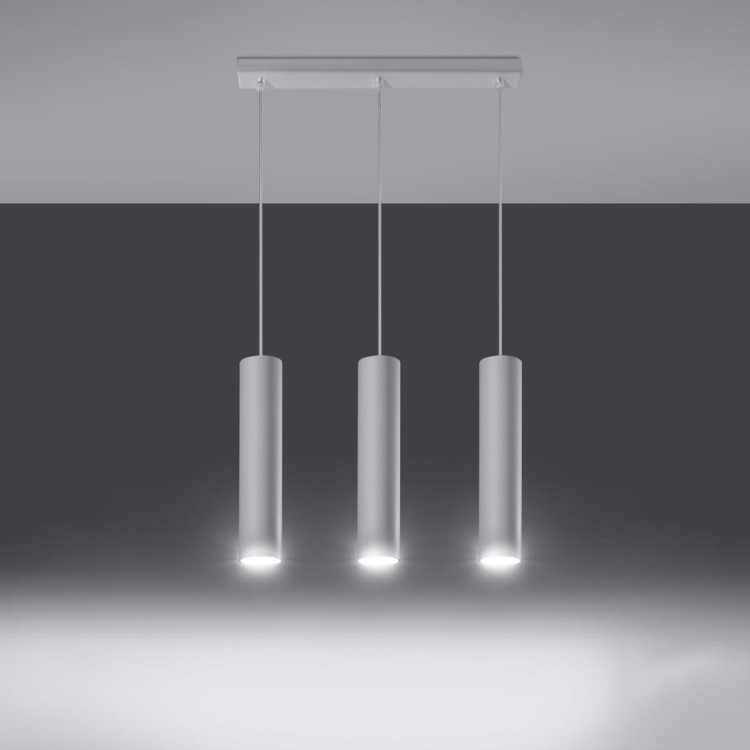 Minimalistyczna lampa wisząca LAGOS z trzema kloszami tubami to idealny wybór do nowoczesnych wnętrz. Regulowane zawieszenie pozwala dopasować wysokość lampy do pomieszczenia. Stylowa forma podkreśli charakter salonu lub jadalni.