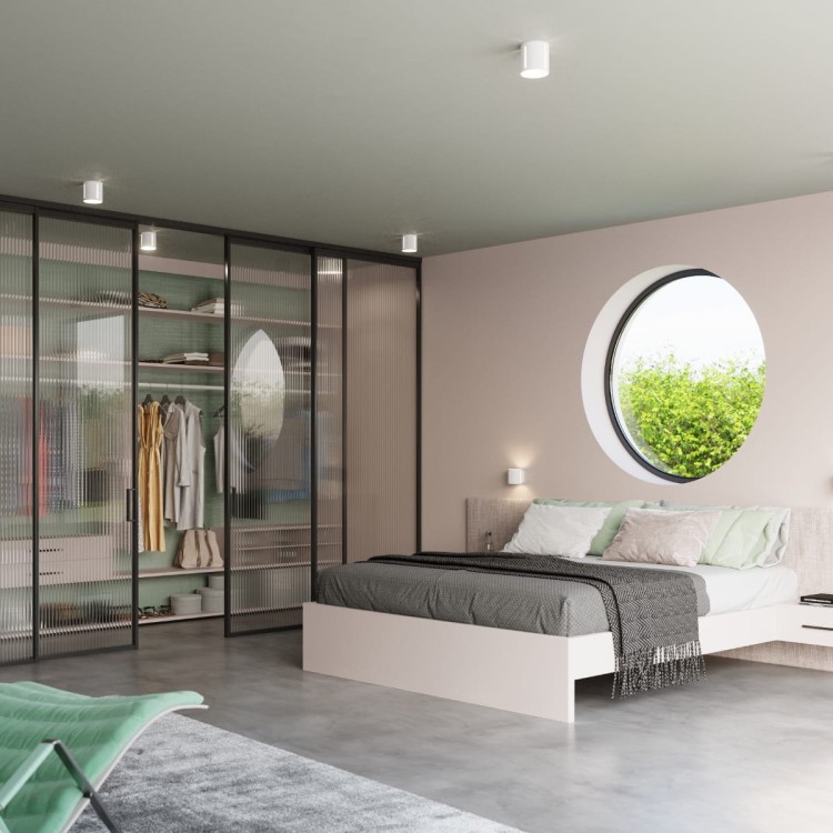 Nowoczesny kinkiet INEZ w kolorze białym, zamontowany na ścianie. Światło sączy się w górę, w dół oraz przez boczną perforację, tworząc efektowny wzór świetlny. Idealny do wnętrz w stylu nowoczesnym, industrialnym i loftowym