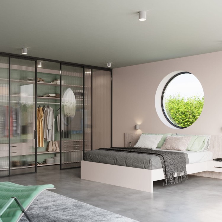 Nowoczesny kinkiet INEZ w kolorze szarym, zamontowany na ścianie. Światło sączy się w górę, w dół oraz przez boczną perforację, tworząc efektowny wzór świetlny. Idealny do wnętrz w stylu nowoczesnym, industrialnym i loftowym