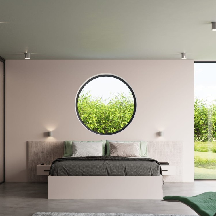 Nowoczesny kinkiet INEZ w kolorze szarym, zamontowany na ścianie. Światło sączy się w górę, w dół oraz przez boczną perforację, tworząc efektowny wzór świetlny. Idealny do wnętrz w stylu nowoczesnym, industrialnym i loftowym