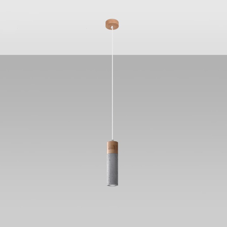 Nowoczesna lampa wisząca ZANE – betonowa tuba z detalem z naturalnego drewna. Minimalistyczny design do kuchni, jadalni i salonu. Wymienne źródło GU10 (max 40W) pozwala dobrać barwę i moc. Regulowana wysokość do 120 cm. IP20. Polska produkcja.