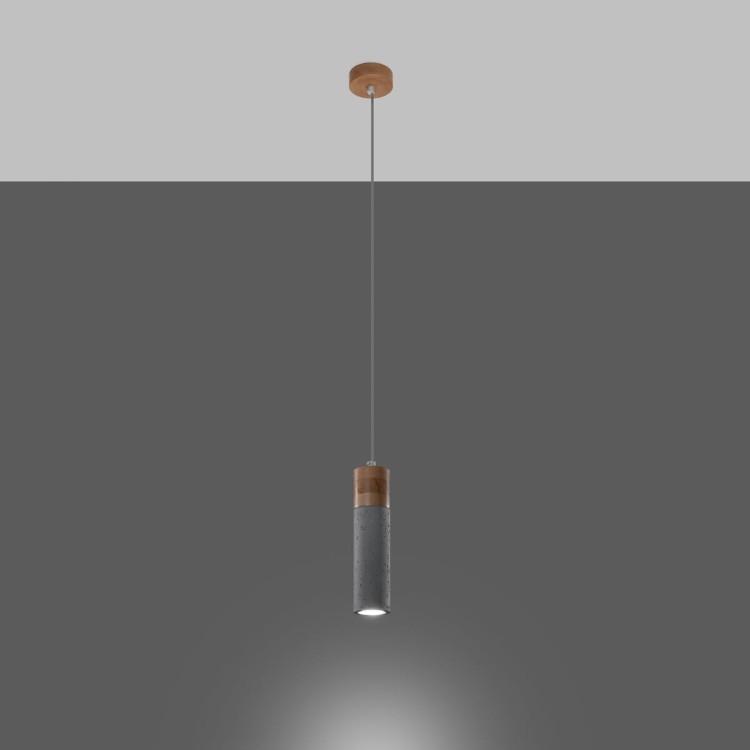 Nowoczesna lampa wisząca ZANE – betonowa tuba z detalem z naturalnego drewna. Minimalistyczny design do kuchni, jadalni i salonu. Wymienne źródło GU10 (max 40W) pozwala dobrać barwę i moc. Regulowana wysokość do 120 cm. IP20. Polska produkcja.