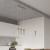 Nowoczesna lampa wisząca ZANE – betonowa tuba z detalem z naturalnego drewna. Minimalistyczny design do kuchni, jadalni i salonu. Wymienne źródło GU10 (max 40W) pozwala dobrać barwę i moc. Regulowana wysokość do 120 cm. IP20. Polska produkcja.