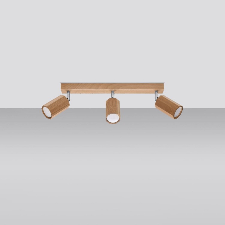 Drewniana lampa sufitowa ZEKE z dębowym wykończeniem i trzema ruchomymi kloszami GU10. Zamontowana na suficie w nowoczesnym wnętrzu. Idealna do salonu, sypialni lub kuchni – łączy minimalizm z naturalnym ciepłem drewna