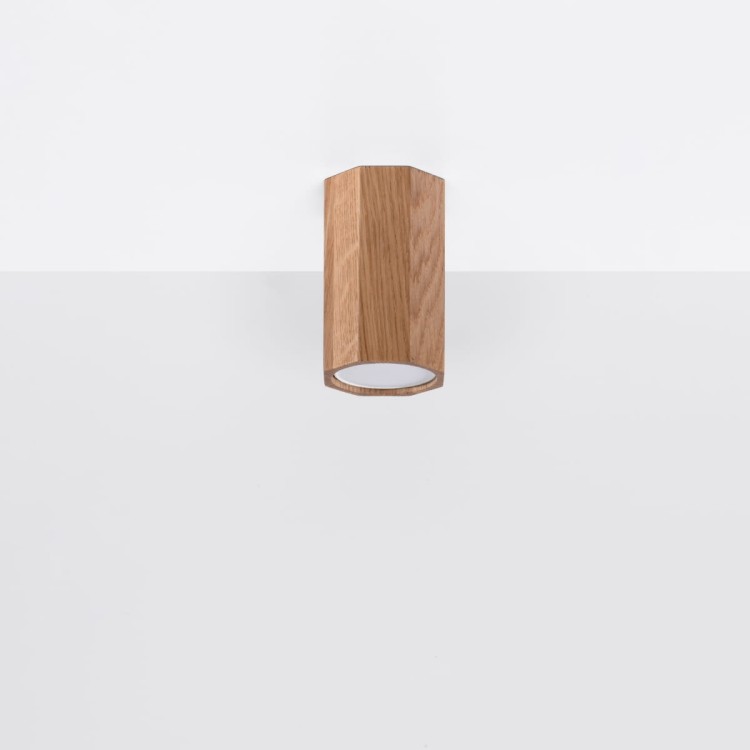 Lampa sufitowa ZEKE z naturalnego drewna dębowego, montowana na suficie. Minimalistyczny, geometryczny klosz w stylu skandynawskim kieruje światło w dół, tworząc ciepły klimat w nowoczesnych, loftowych i przytulnych wnętrzach