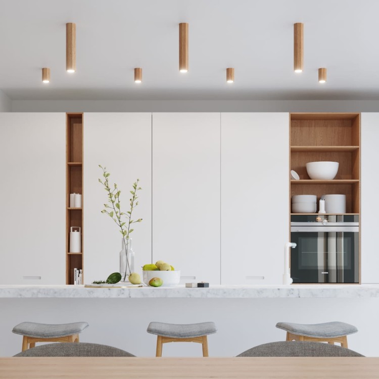 Lampa sufitowa ZEKE z naturalnego drewna dębowego, montowana na suficie. Minimalistyczny, geometryczny klosz w stylu skandynawskim kieruje światło w dół, tworząc ciepły klimat w nowoczesnych, loftowych i przytulnych wnętrzach