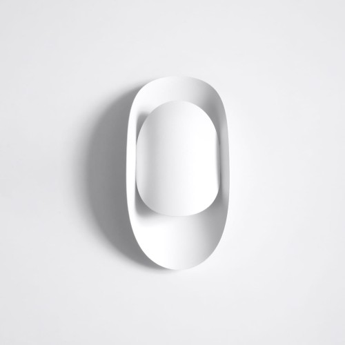 Kinkiet TEAR w nowoczesnym wnętrzu – elegancka lampa ścienna z efektem świetlnym góra–dół. Idealna do salonu, sypialni lub korytarza. Minimalistyczny design, uniwersalna kolorystyka i dekoracyjne światło tworzą wyjątkową atmosferę w pomieszczeniu