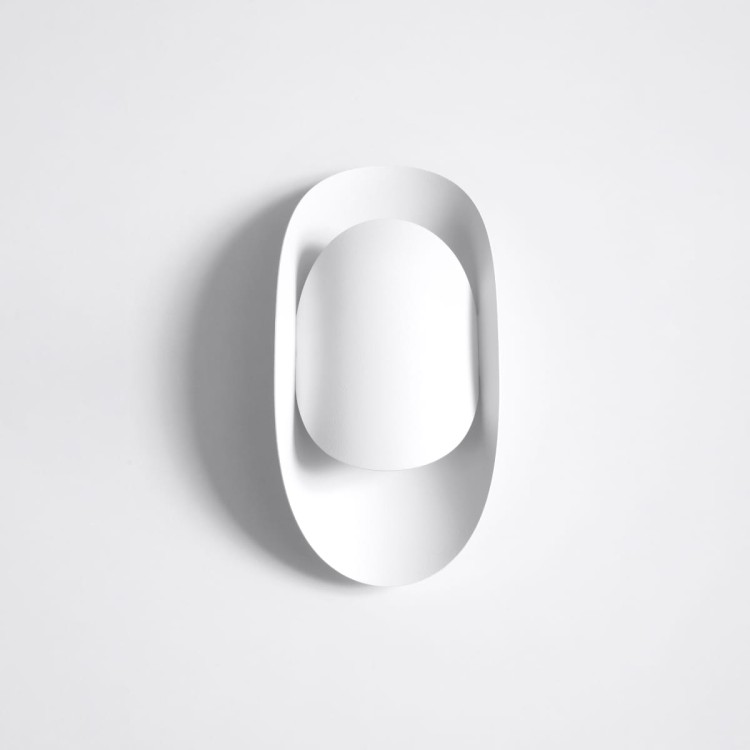 Kinkiet TEAR w nowoczesnym wnętrzu – elegancka lampa ścienna z efektem świetlnym góra–dół. Idealna do salonu, sypialni lub korytarza. Minimalistyczny design, uniwersalna kolorystyka i dekoracyjne światło tworzą wyjątkową atmosferę w pomieszczeniu