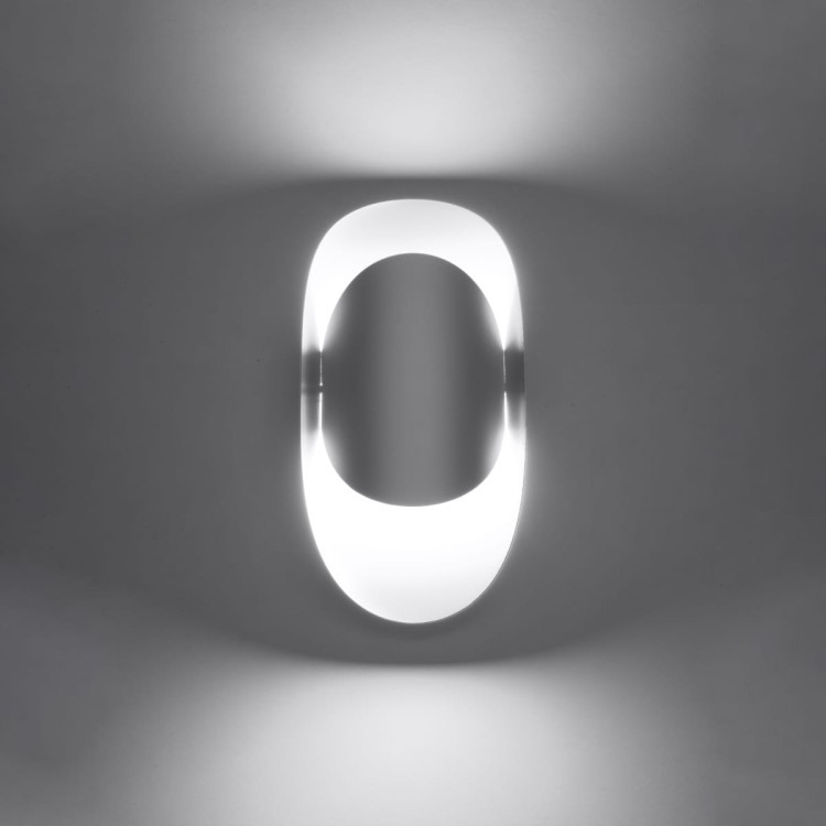 Kinkiet TEAR w nowoczesnym wnętrzu – elegancka lampa ścienna z efektem świetlnym góra–dół. Idealna do salonu, sypialni lub korytarza. Minimalistyczny design, uniwersalna kolorystyka i dekoracyjne światło tworzą wyjątkową atmosferę w pomieszczeniu