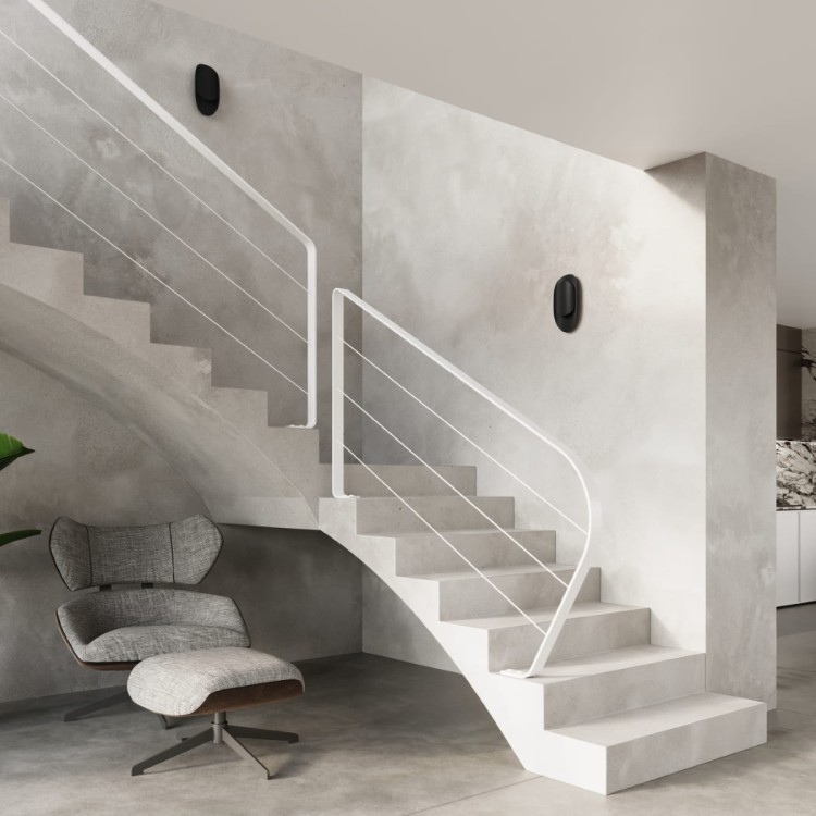 Kinkiet TEAR w czarnym kolorze, zamontowany na ścianie w nowoczesnym wnętrzu. Emituje dekoracyjne światło góra–dół, tworząc elegancki efekt świetlny. Idealny do sypialni, salonu, przedpokoju lub jadalni w stylu loftowym, industrialnym lub skandynawskim