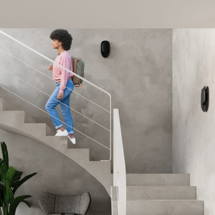 Kinkiet TEAR w czarnym kolorze, zamontowany na ścianie w nowoczesnym wnętrzu. Emituje dekoracyjne światło góra–dół, tworząc elegancki efekt świetlny. Idealny do sypialni, salonu, przedpokoju lub jadalni w stylu loftowym, industrialnym lub skandynawskim