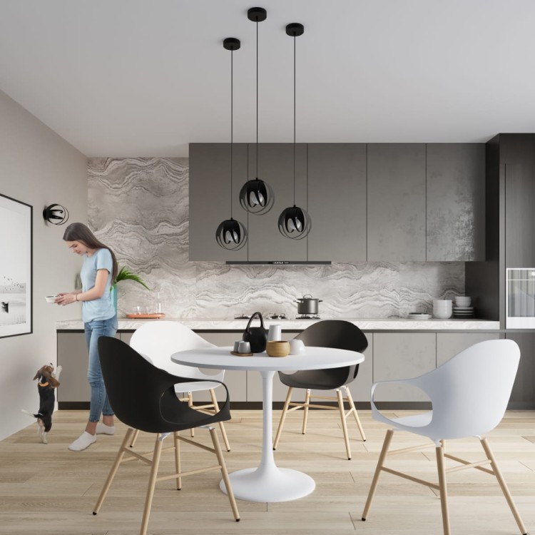 Nowoczesna lampa TULOS w kolorze czarnym zamontowana jako plafon. Kulisty klosz z metalu subtelnie rozprasza światło, tworząc elegancki nastrój w pomieszczeniu. Idealna do jadalni, sypialni lub salonu w stylu nowoczesnym lub minimalistycznym