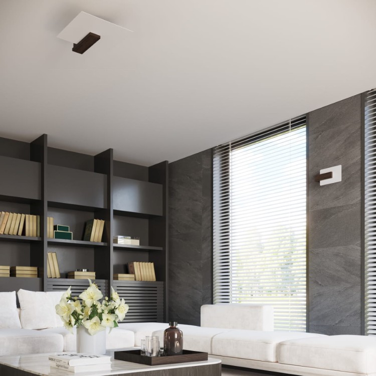 Drewniana lampa ścienna LAPPO w kolorze wenge z białym matowym kloszem, zamontowana na ścianie. Nowoczesna forma i naturalne materiały tworzą przytulne, rozproszone światło. Idealna do salonu, sypialni, przedpokoju lub jadalni w stylu skandynawskim