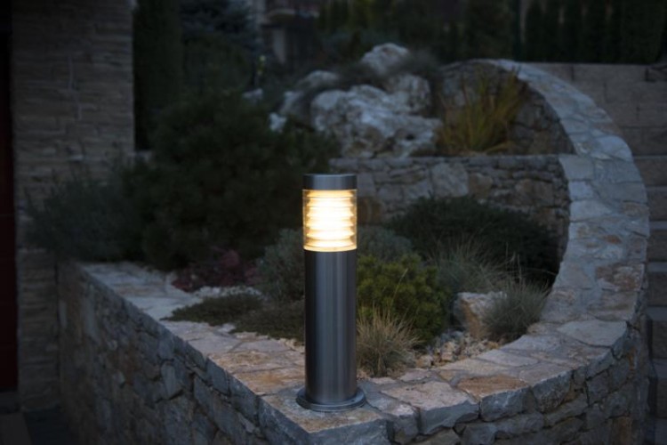 Lampa ogrodowa ze stali nierdzewnej w kolorze inox o wysokości 50cm na jedną żarówkę E27. Wysoka jakość wykonania, nowoczesny design. Gwarantowana satysfakcja na lata.