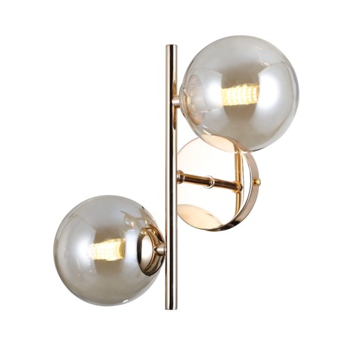 Kinkiet ERIMIDA WL-2244-2-GD marki Italux łączy złotą metalową oprawę z dwoma bursztynowymi kloszami w formie kul. Lampa ścienna 2xG9 pasuje do salonu, sypialni, jadalni i korytarza. Wymiary 26 × 25 × 15 cm, IP20.